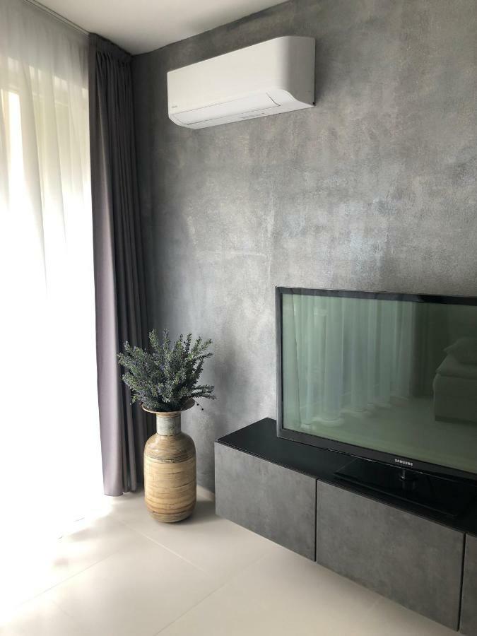 Luxury Apartment With Private Garden Прага Екстер'єр фото