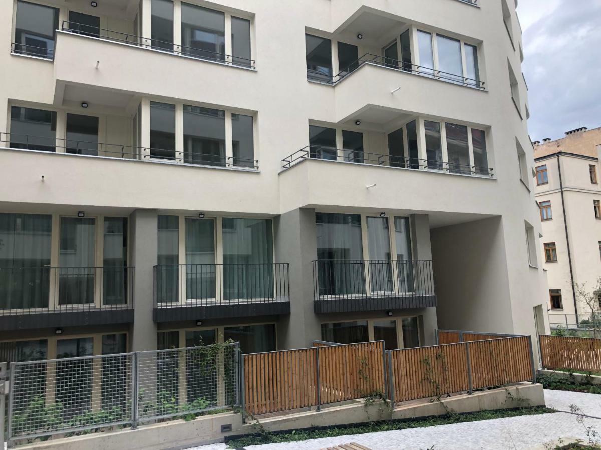 Luxury Apartment With Private Garden Прага Екстер'єр фото