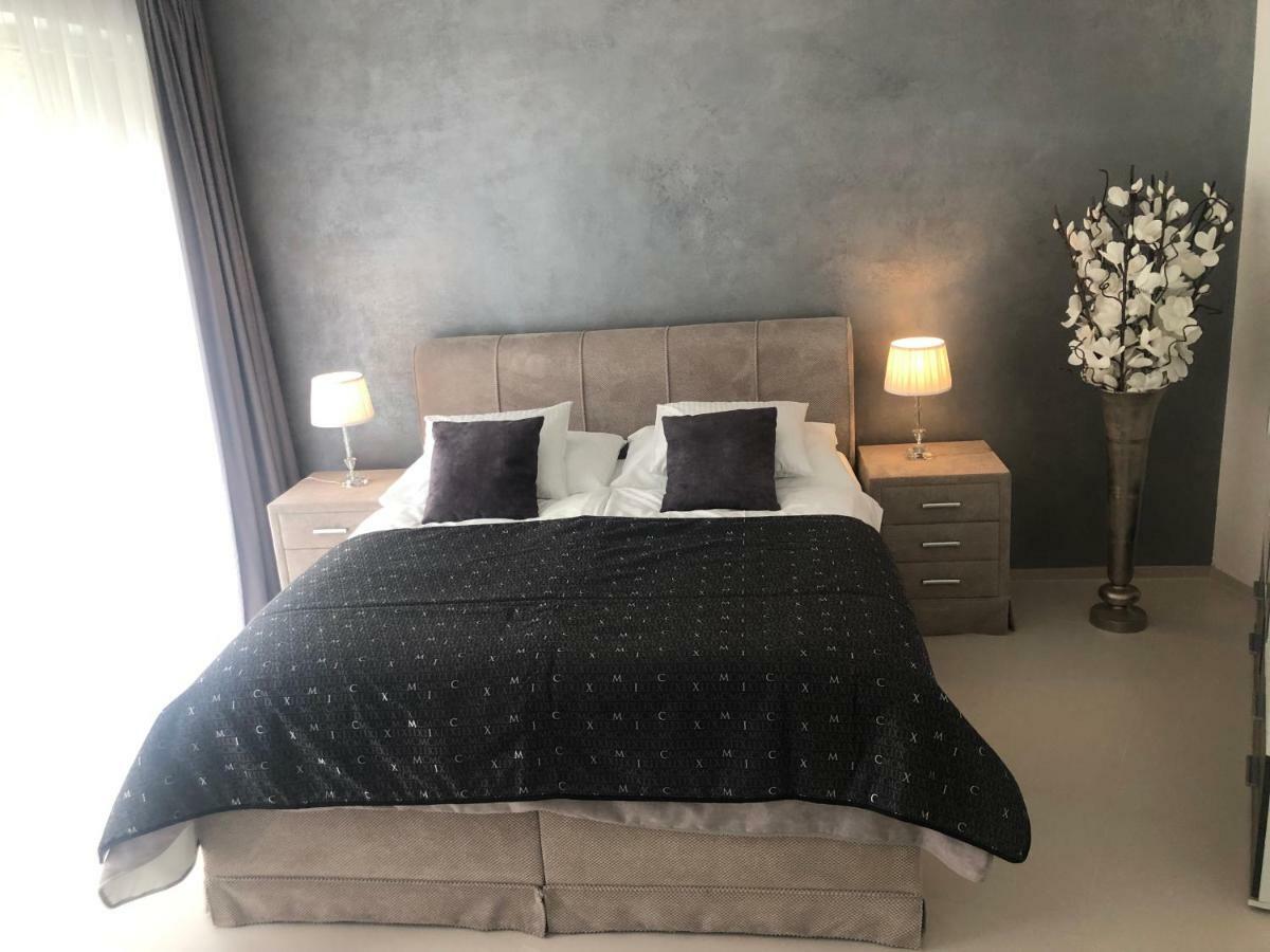 Luxury Apartment With Private Garden Прага Екстер'єр фото